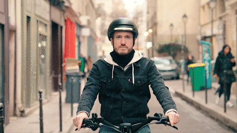 Clignotants automatiques, feu stop… Ce casque lumineux veut révolutionner  la sécurité à vélo